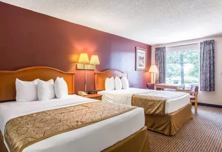 The Parkwood Inn & Suites Отели рядом с достопримечательностью «Holiday Mountain Resort»