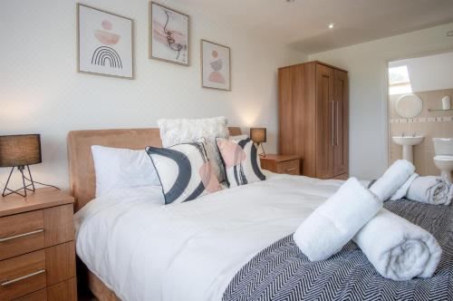 a hotel room with two beds , one on the left and one on the right side of the room at Knights Rest - 4 Bed Holiday Home - Princes Gate