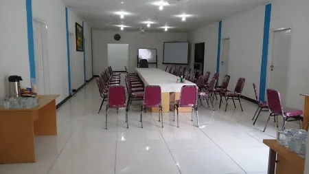 Salina Hotel Syariah Отели рядом с достопримечательностью «Pos security Cluster saphire»