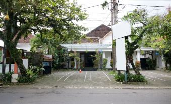 Hasanah Guest House Syariah Buring