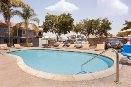 Studio 6 Suites San Ysidro, CA – San Diego South Bay Отели рядом с достопримечательностью «Лас Америка Премиум Аутлетс»