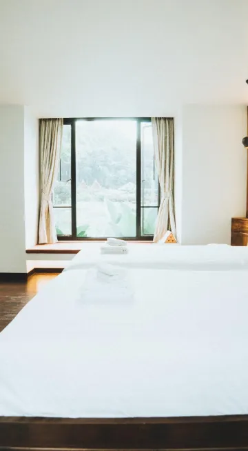 ห้องเตียงแฝดพร้อมลานระเบียงและวิวสวน