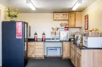 Econo Lodge Inn & Suites Kalispell - Glacier National Park Gateway - breakfast