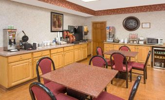 Super 8 by Wyndham Three Rivers