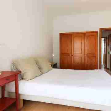 Sunny Flat City View by Homing Rooms