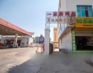 Yimen Yijia Holiday Inn - parking