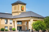 Super 8 by Wyndham Piedmont Greenville Area - parking