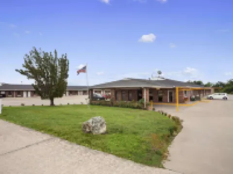 Super 8 by Wyndham Henryetta Hotels in Henryetta