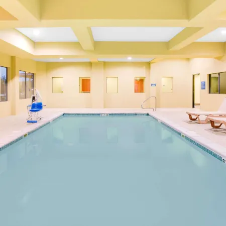 Days Inn & Suites by Wyndham Russellville