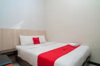 RedDoorz Near Matahari Singosaren Solo فنادق في Serengan