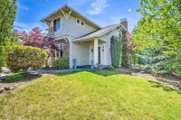 Charming Medford Getaway ~ 4 Miles to Downtown!