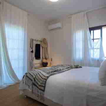 Luxury Seaview Apartment, 1Min Walk from Beach! Rooms
