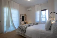 Luxury Seaview Apartment, 1Min Walk from Beach!