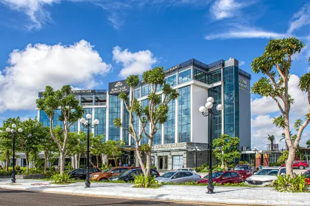 Songlam Waterfront Hotel Отели рядом с достопримечательностью «Phong Phan Pagoda»