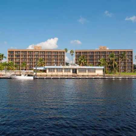 Best Western Fort Myers Waterfront Отели рядом с достопримечательностью «Эдисон энд Форд Уинтер Эстэйтс»