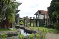 De Villa Istana Bunga by HouseinBandung Hotels in Karyawangi