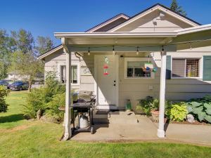 Charming Updated Retreat Walk to Lake Stevens!