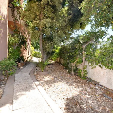 Spacious Retreat with Prime Location, Private Pool, Snooker, Free AC & Wifi