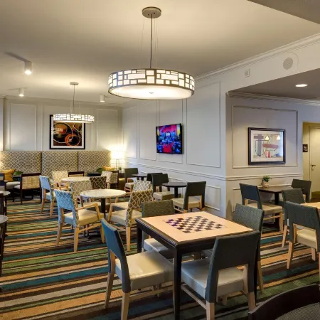 Hampton Inn & Suites New Orleans Downtown (French Quarter Area) Отели рядом с достопримечательностью «Конференц-центр Morial»