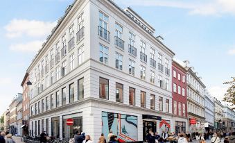 Sanders Leaves - Charming Three-Bedroom Apartment in Downtown Copenhagen