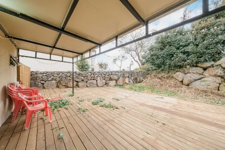 Jeju Hoomini Pension Отели рядом с достопримечательностью «Dolgeobugi Suseok Bakmulkwan»