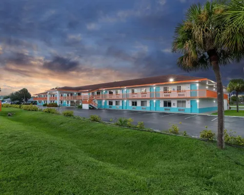 Howard Johnson by Wyndham Vero Beach/I-95 Hotels in Indian River County
