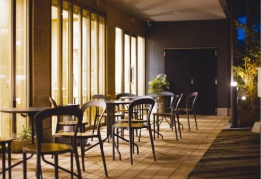 아이라쿠 호텔의 넓고 깨끗한 객실 내부