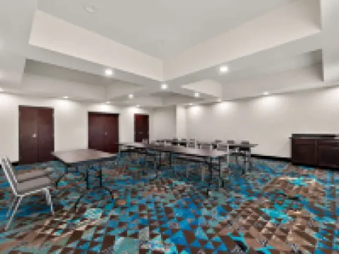 舒適套房酒店 巴斯特羅普縣酒店