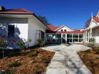 Moore Park Inn Hotels near Wright Village, University of New England