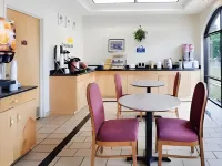 Days Inn & Suites by Wyndham Murfreesboro - breakfast