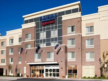 Fairfield Inn & Suites Wichita Downtown Отели рядом с достопримечательностью «The Keeper of the Plains»