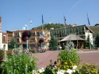 Adonis Hotel Le Chastellan音譯為阿多尼斯飯店·勒·查斯特蘭 普吉-特爾尼住宿飯店