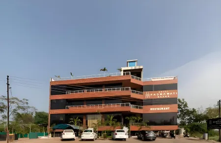 Hotel Padmawati Grand Отели рядом с достопримечательностью «Masjid Madina Munawwara»