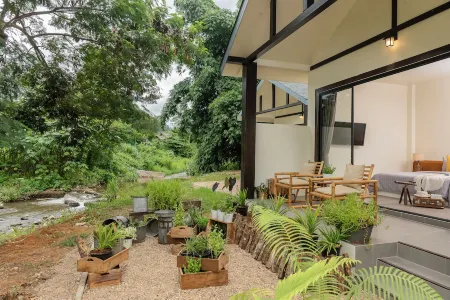 Sirin Farm Отели рядом с достопримечательностью «Белый храм Ват Ронг Кхун»