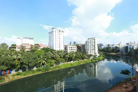 Marino Hotel Banani Отели рядом со станцией Deventer Colmschate Railway Station