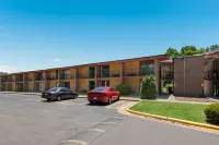 โรงแรม Econo Lodge - ที่มีที่จอดรถ