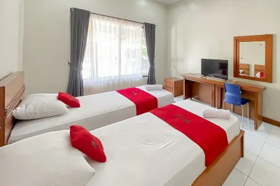 RedDoorz near Exit Toll Kalijati Subang Hotel dekat Kolam Renang Tirta Cihaur Angsana