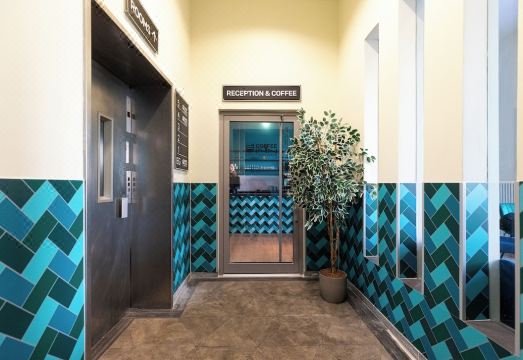 호스텔 복도 인테리어