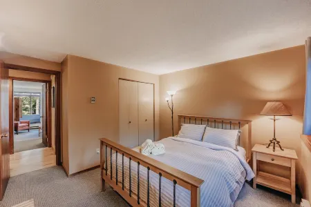 Snowater Condo #41 - A Spacious Condo with Private Sauna Wifi and a Soaker Tub