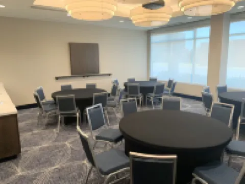 La Quinta Inn & Suites by Wyndham Kansas City Beacon Hill