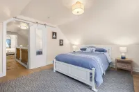 Corner House - Cozy Five Star 2 Bedroom Suite. Downtown and Stadium. Parking!