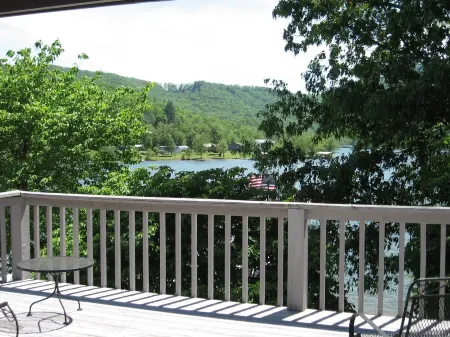 LAKEFRONT TOWN HOME IN DOWNTOWN HIAWASSEE