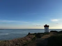 A house with the ocean at the end of the garden