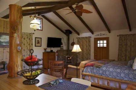 Private Cottage “Storybook Barn”