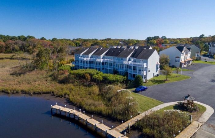 Spectacular well stocked townhouse minutes from Bethany Beach