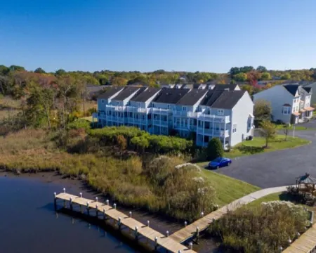 Spectacular well stocked townhouse minutes from Bethany Beach ミルビルのホテル