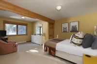 Private cabin in the woods! Game Room, Hot Tub, Ping Pong, Large Patio Swing!