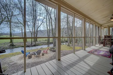 Creekside, pet friendly, wrap-around porch, minutes to downtown Hayesville!