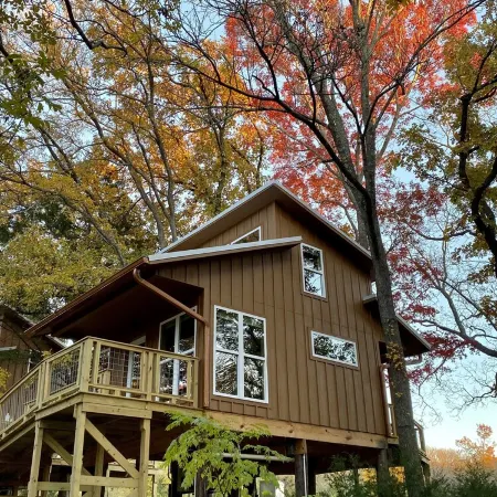 Coach's Quarters - The Dugout - Come Spend The Night in the Trees!!