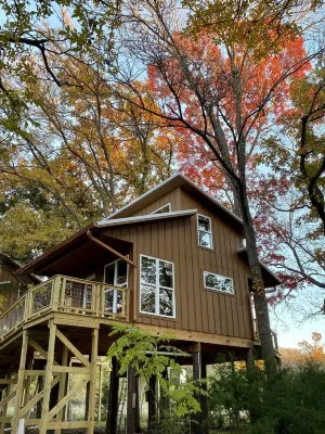 Coach's Quarters - The Dugout - Come Spend The Night in the Trees!!